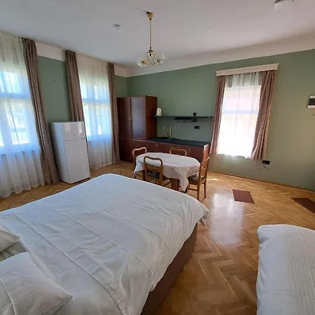 Casa de hóspedes Eagles Court - Orlovski Vrt