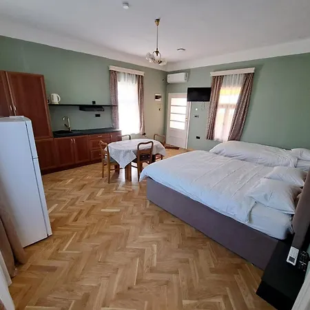 Eagles Court - Orlovski Vrt Casa de hóspedes